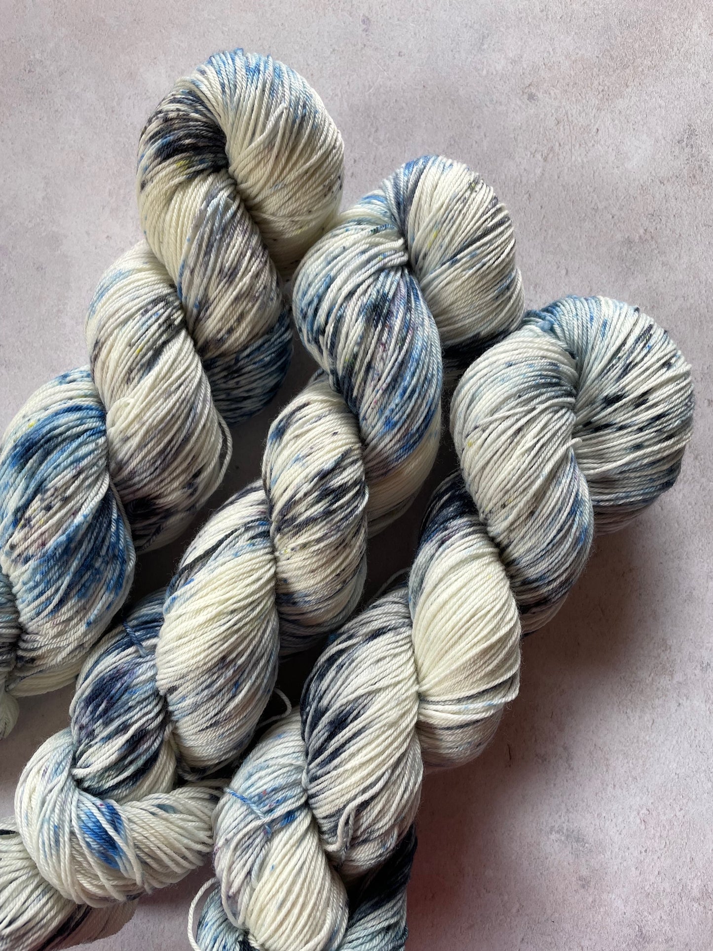 Up in the clouds skeins - Mary Poppins collection - white blue and black