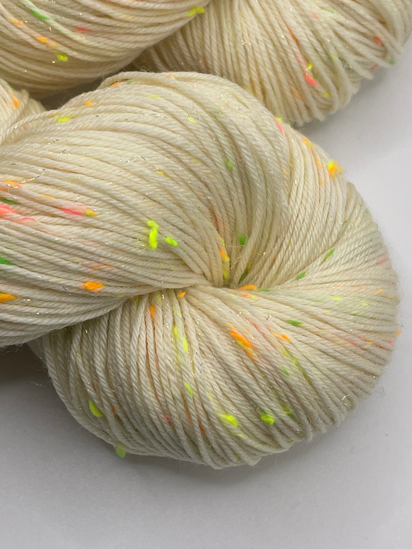 Undyed donegal yarn with neon neps and iridescent stellina