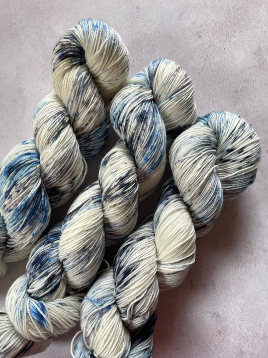 Up in the clouds skeins - Mary Poppins collection - white blue and black